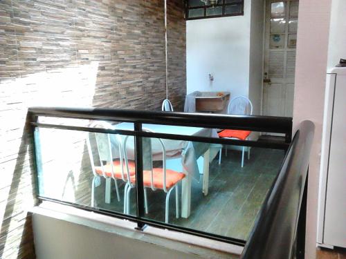 Habitación con balcón con mesa y sillas. en Casa Saga - All Suites, en Río de Janeiro