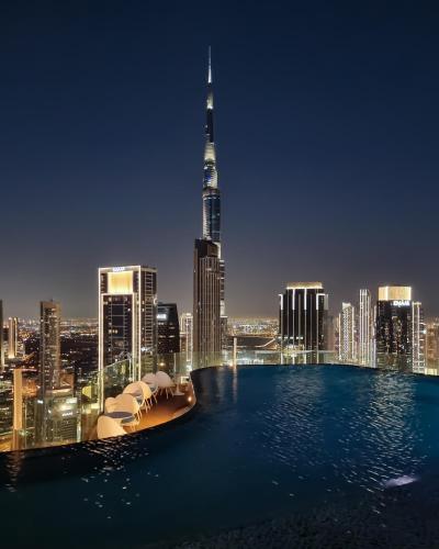 64th-Floor Rooftop Pool with Burj Khalifa View, 2BR Apartment in Paramount Hotel Midtown