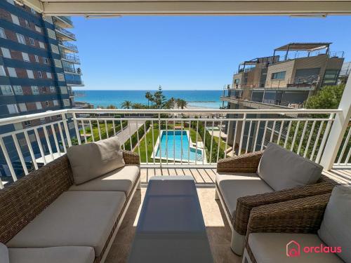 d'un balcon avec des canapés et une vue sur la piscine. dans l'établissement La Postal, à Benicàssim