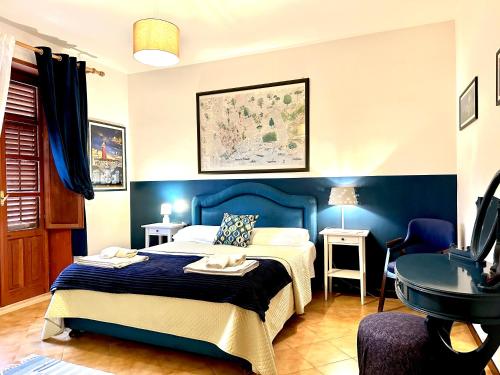 een slaapkamer met een bed en een wastafel bij Villa dell’Orsa in Cinisi