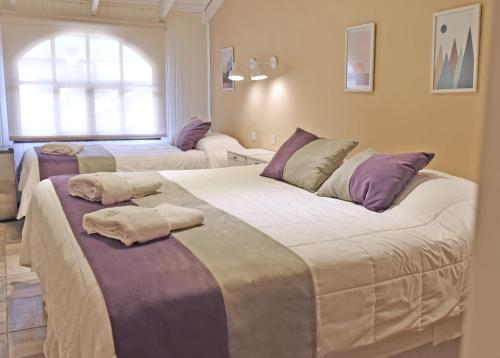 ein Schlafzimmer mit 2 Betten und Handtüchern darauf in der Unterkunft Ayres del Filo by Visionnaire in San Martín de los Andes