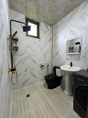a bathroom with a shower and a sink at Cottage ,,Okatsia” ოკაციას კოტეჯები in Gordi