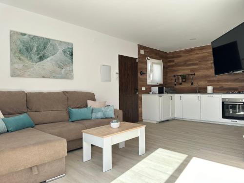 un soggiorno con un divano e un tavolo di Villa Luna Novo Santi Petri a Chiclana de la Frontera