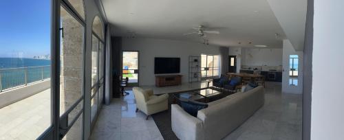 Casa Nova - Luxury Suites & Boutique Apart-Hotelにあるテレビまたはエンターテインメントセンター