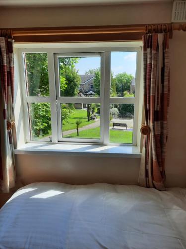 Postel nebo postele na pokoji v ubytování StaySligo Rooms