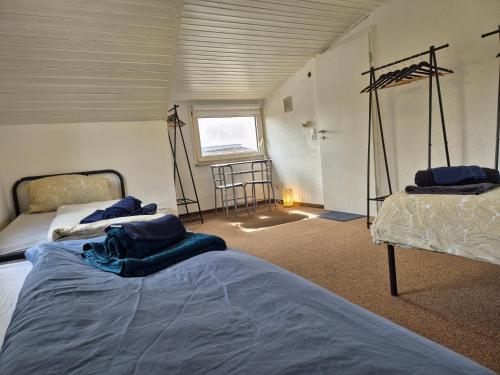 een slaapkamer met 2 bedden in een kamer met een raam bij Apartment in Vaihingen an der Enz - Horrheim in Vaihingen an der Enz