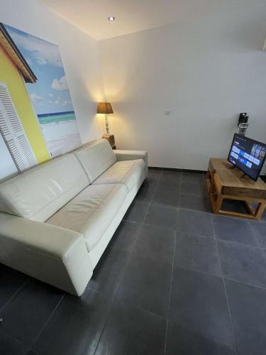 Photo de la galerie de l'établissement APPARTEMENT NEUF, 2 CHAMBRES, TERRASSE PLEIN SUD à SAINTE-MAXIME, à Sainte-Maxime