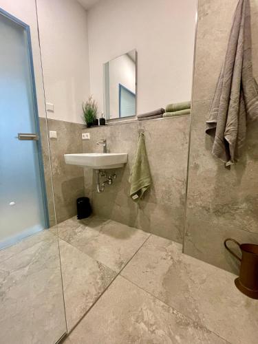 a bathroom with a sink and a mirror at Wunderschönenes Apartament am Schlössle Zentrum Goldstadt in Pforzheim