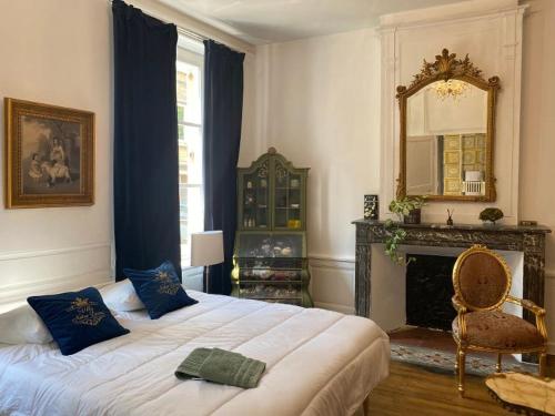 Postel nebo postele na pokoji v ubytování LA SUITE de NOTRE DAME au pied du CHATEAU FORT