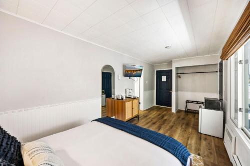 a bedroom with a bed and a television in it at Fresh Coast Motel in Fish Creek
