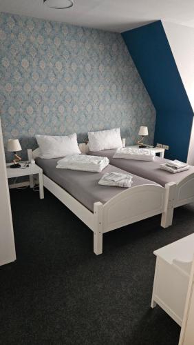 1 dormitorio con 2 camas y 2 mesas con lámparas en Ferienwohnung Lehmann en Wolfenbüttel