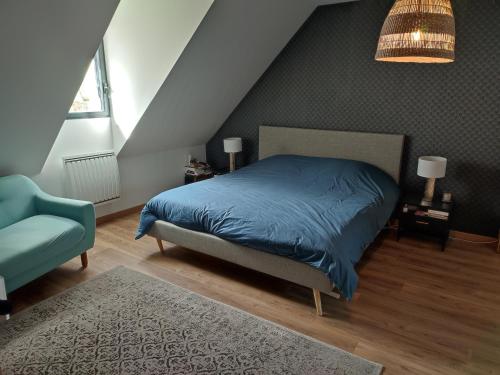une chambre avec un lit bleu et une chaise bleue dans l'établissement Maison contemporaine 230m2 Pegasus, à Bénouville