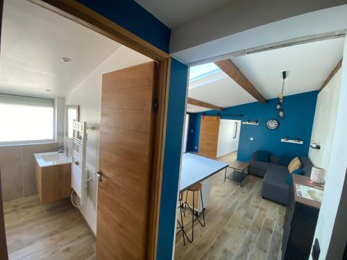 een klein appartement met een blauwe accentmuur bij Gîte indépendant en centre-ville in LʼIsle-sur-la-Sorgue