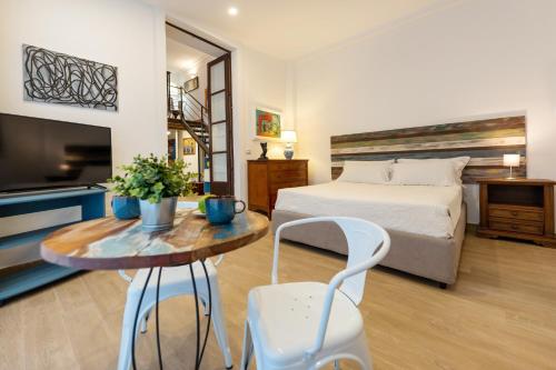 a bedroom with a bed and a table with a table sidx sidx sidx at Donna Fortuna in Catania