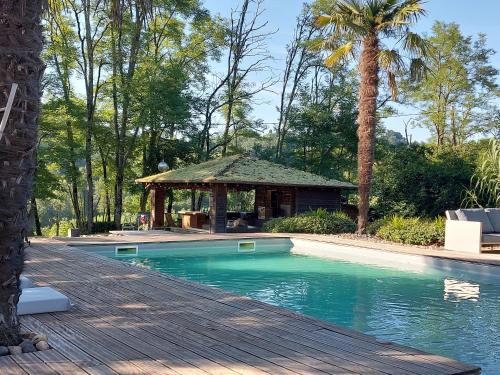 La alberca dentro o cerca de Cocon de Verdure avec piscine chambre lit king-size 2m