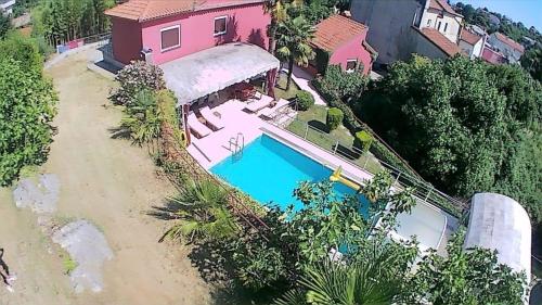einen Blick über ein Haus mit Pool in der Unterkunft Villa Ella in Opatija