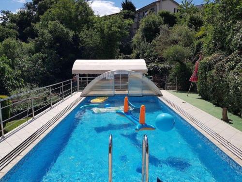 ein Schwimmbad auf dem Dach eines Hauses in der Unterkunft Villa Ella in Opatija