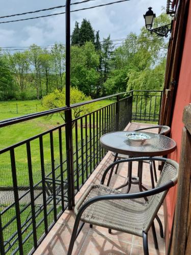 a patio with a table and chairs on a balcony at Gaztañeta Baserria in Olaeta