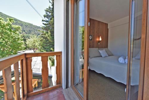 um quarto com uma cama numa varanda em Hostería Cerro Nevado by Visionnaire em San Martín de los Andes