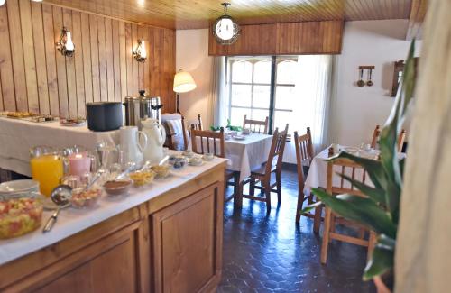 uma sala de jantar com uma mesa e uma mesa e cadeiras em Hostería Cerro Nevado by Visionnaire em San Martín de los Andes