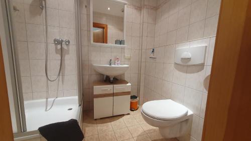 a bathroom with a toilet and a sink and a shower at Ruhige Unterkunft im Erdgeschoss ,Nähe Schloss & UNESCO-Geopark, Waldeisenbahn, Natur und Kultur direkt vor der Tür in Bad Muskau