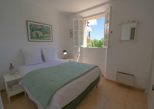 セイヤンにあるLe Mas de L'Ormeau, 130m2 Piscine, Parc, 8persのベッドと窓のある寝室