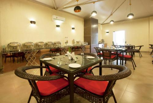 A restaurant or other place to eat at Hotel Le Roi,Haridwar@Har Ki Pauri
