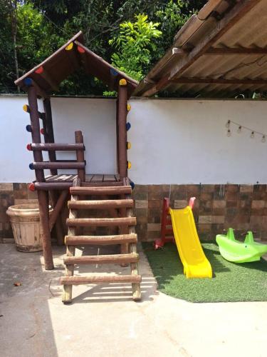 Kawasan permainan kanak-kanak di Casa com piscina e muita tranquilidade