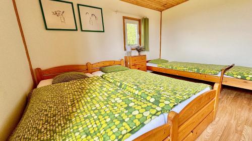 a room with two beds in a room at Vinný sklep Monty Přítluky in Přítluky