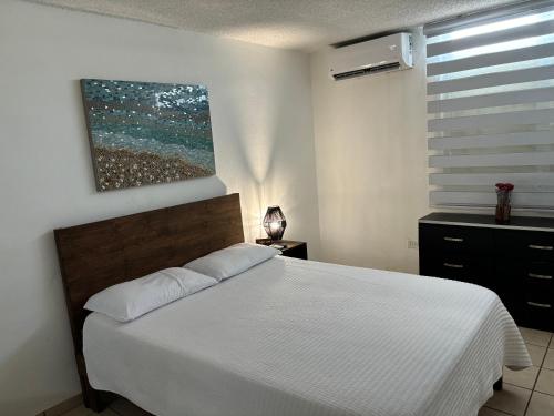 Säng eller sängar i ett rum på cozy private apartment near sju airport
