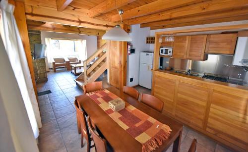 - une cuisine et une salle à manger avec une table dans une pièce dans l'établissement Cabañas Las Pampas by Visionnaire, à San Martín de los Andes