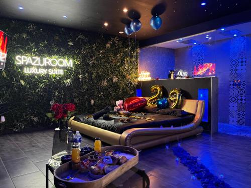穆斯克龍的住宿－Spazuroom Luxury Suite，一间设有一张床和一张带气球的桌子的房间