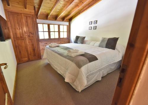 um quarto com uma cama grande num quarto em Cabañas Los Alamos by Visionnaire em San Martín de los Andes