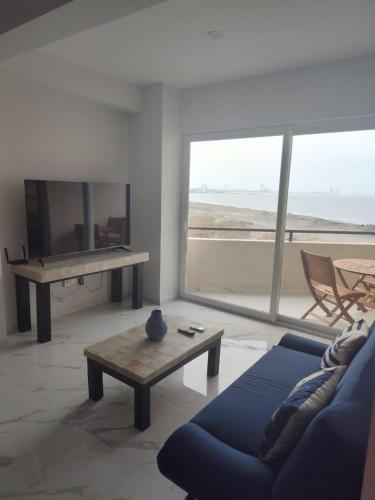 a living room with a couch and a table at Sol y mar in Boca del Río