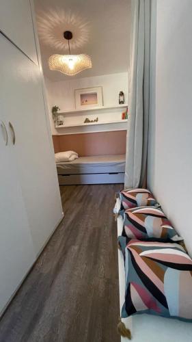 une pièce avec un couloir avec un lit et un plafond dans l'établissement Bel appartement avec parking, face à la mer, à La Rochelle