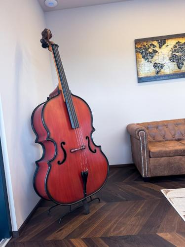 a violin leaning against a wall next to a couch at LUXUS-PENTHOUSE mit Weitblick über Graz in Graz