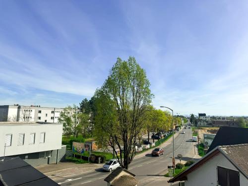 an aerial view of a city street with a tree at LUXUS-PENTHOUSE mit Weitblick über Graz in Graz