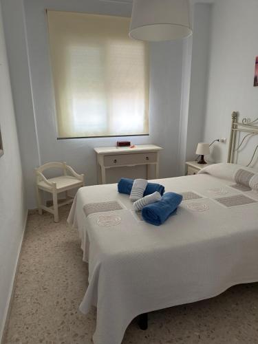 1 dormitorio con 2 camas y almohadas azules en Nuevo Portil, en El Portil