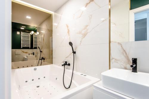 Bilik mandi di Super-Apartamenty VIP Jacuzzi III