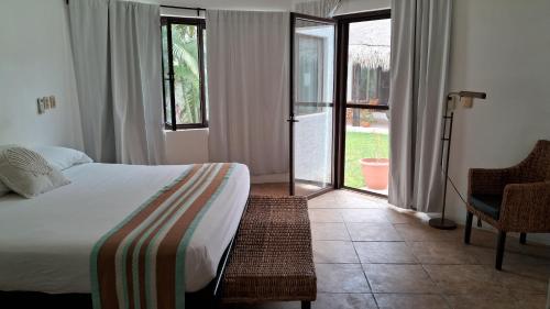 坎昆的住宿－Casa Iola，一间卧室设有一张床和一个大窗户