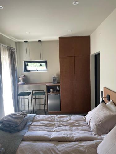 Chambre hotell في ستوكهولم: غرفة نوم بسرير كبير ومطبخ