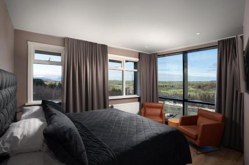 - une chambre avec un lit, une chaise et des fenêtres dans l'établissement Hotel Varmaland, à Varmaland
