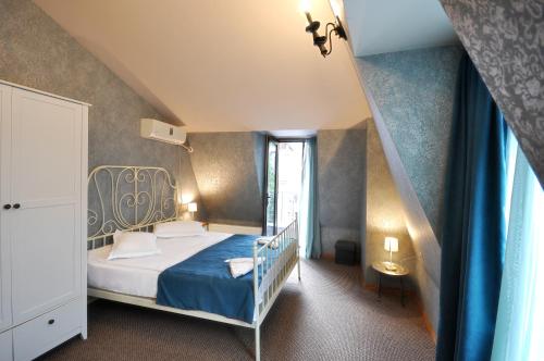 Giường trong phòng chung tại BFG Suites Leselidze