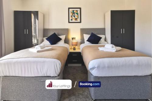 Postel nebo postele na pokoji v ubytování Elegant 6 Bedroom Contractor House By Your Lettings Short Lets & Serviced Accommodation Peterborough With Free WiFi