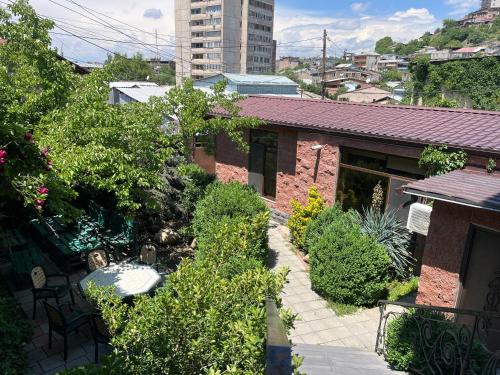 Taman di luar Ivy Boutique Hotel