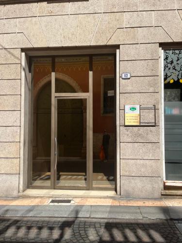 una entrada a un edificio con una puerta giratoria en Il Tenore B&B, en Verona