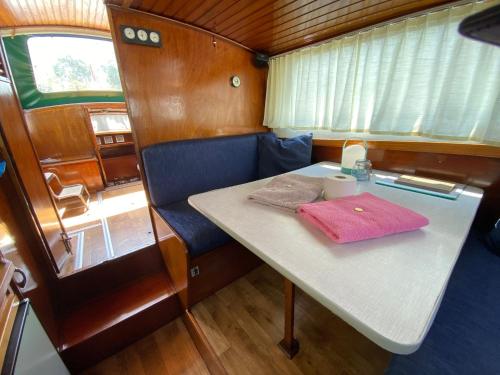een kleine tafel achterin een boot bij Boat Albatros - kamperen op het water - niet om mee te varen - read host profile-lees hostprofiel in Jutrijp