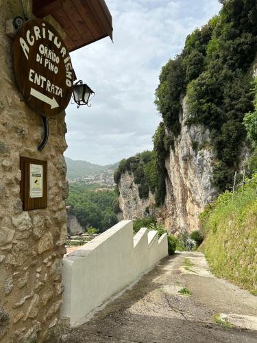 een bord aan de zijkant van een gebouw op een berg bij Agriturismo Orrido di Pino in Agerola