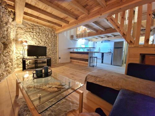 un salon avec une table en verre et un canapé dans l'établissement Mya casa, à Allegre Les Fumades