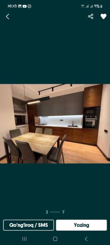 une photo d'une cuisine avec une table et des chaises dans l'établissement Квартира Apartment, à Samarcande